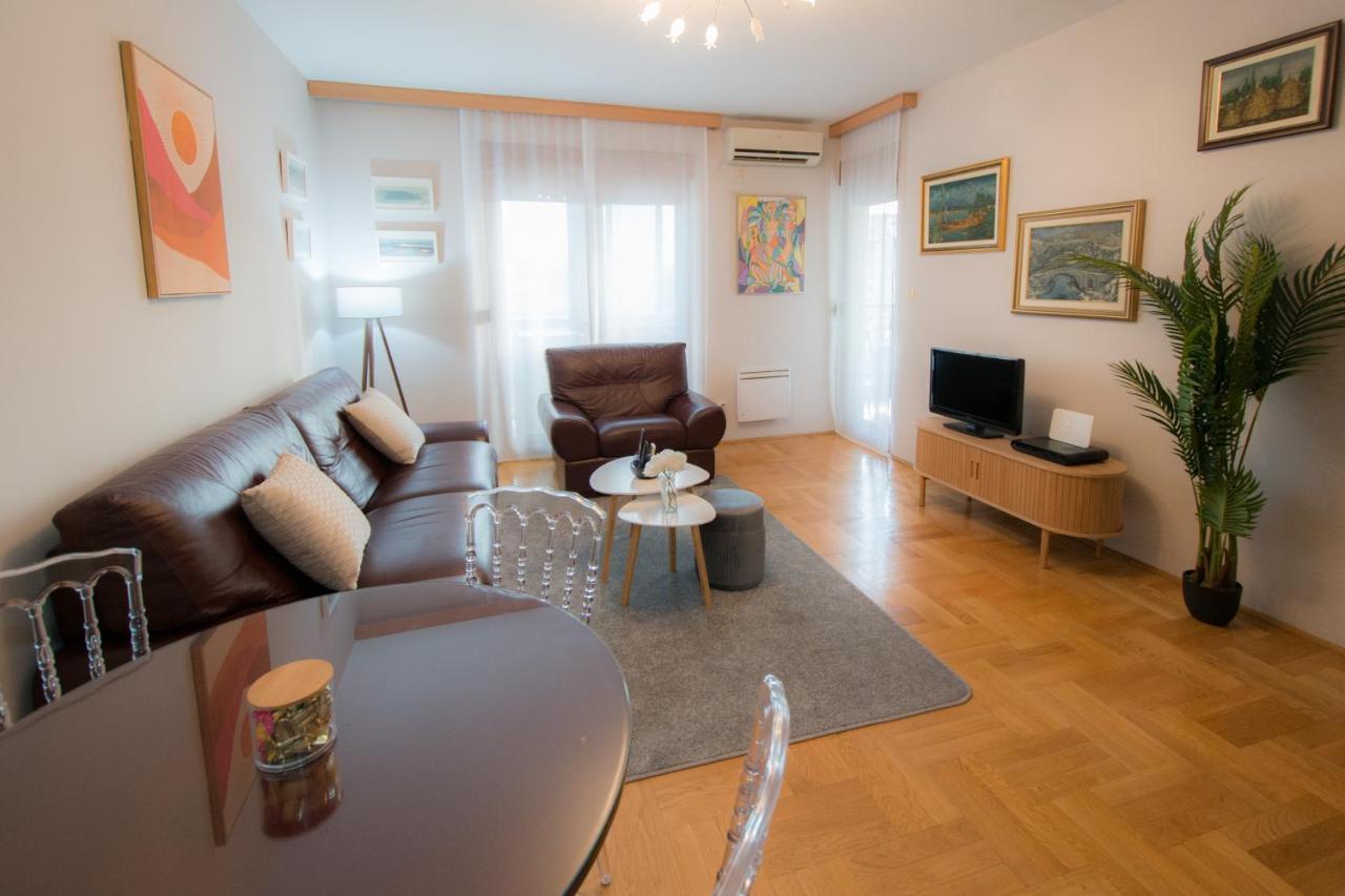 City Nest Apartment พอดโกริกา ภายนอก รูปภาพ